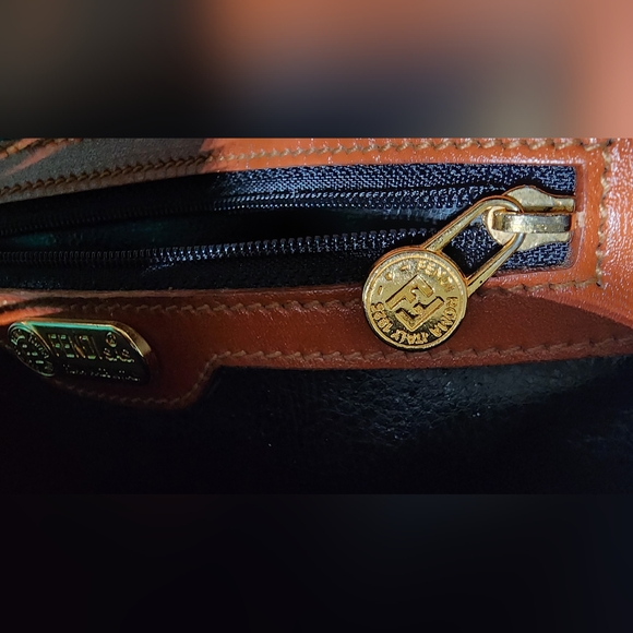 Fendi Penguin dome 2 way (original strap not incl). Int leather dry spots - Picture 12 of 13